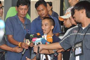 “ธเนตร” มือโพสต์ผังราชภักดิ์มอบตัว หลังหนีไปนิวซีแลนด์-ลาวกว่า 5 เดือน ทนาย นปช.ยื่น 1 แสนประกันตัว
