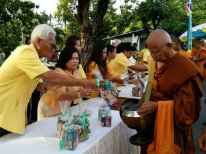 ชาวสตูลร่วมตักบาตรพระสงฆ์ในวันคล้ายวันพระราชสมภพ สมเด็จพระบรมโอรสาธิราชฯ