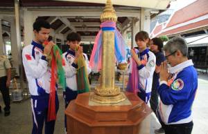 ทัพจอมเตะไทยขอพรสิ่งศักดิ์สิทธิ์ “พิมล” ให้ของดี “มวลสารเสาหลักเมือง”