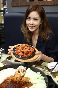 “ป๋อมแป๋ม เทยเที่ยวไทย” ยกก๊วนคนบันเทิงร่วมเปิดร้านอาหารเกาหลี Dak Galbi สาขาที่ 11