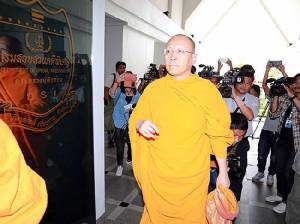 “ยติสักโก” พบ ดีเอสไอ.ให้ปากคำเส้นทางการเงิน ยัน“พระธัมมชโย” ยังอาพาธอยู่ในวัดธรรมกาย(มีคลิป)