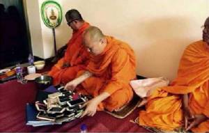 เพี้ยง!ออร์เดอร์เพียบนะโยม...พระร่ายคาถาใส่ 4Gปลุกเสกสมาร์ทโฟนดั่งวัตถุมงคล!