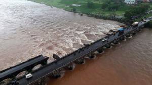 สะพานข้ามแม่น้ำพังถล่มในอินเดีย รถบัสร่วง 2 คัน สูญหาย 22 คน