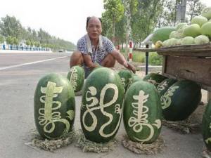 ชาวสวนจีนไอเดียบรรเจิด ขูดข้อความมงคลบนผิวแตงโม ดันยอดขายพุ่งกระฉูด 3,000 กิโลกรัม
