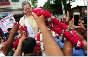 “โซเนีย คานธี” ล้มป่วยระหว่างหาเสียงในฐานเสียงสำคัญของนายกฯอินเดีย นเรนทรา โมดี ถูกส่งขึ้นเครื่องกลับนิวเดลีกะทันหัน