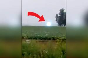 UFO บุกโลกหรือปรากฏการณ์ลี้ลับ!? ลูกไฟยักษ์ปริศนาเคลื่อนที่บนพื้นดิน ก่อนหายวับไปกับตา (ชมคลิป)