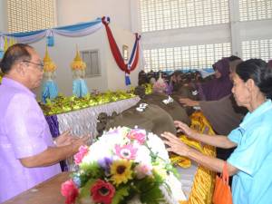 ผู้ช่วยเลขาฯ โครงการพระดาบสจังหวัดชายแดนใต้ ลงมอบสิ่งของพระราชทานที่เบตง
