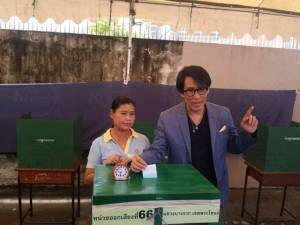 “หมอรัชตะ” มาใช้สิทธิ “เบิร์ด” ภูมิใจได้โหวตกำหนดทิศทางชาติ