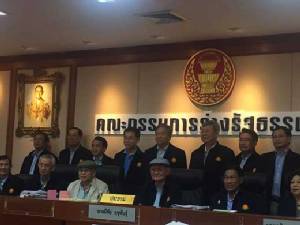 “มีชัย” ขอบคุณทุกฝ่ายหลังประชามติผ่าน ยันเลือกตั้งปี 60 ตามโรดแมป