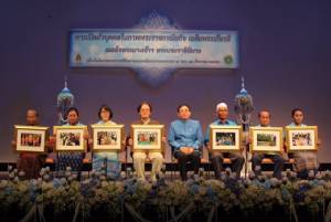 เปิดใจบุคคลในภาพถวายงานพระราชินี