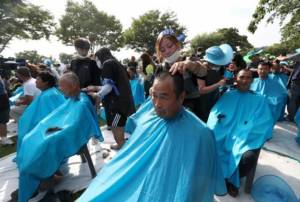 ชาวบ้านแห่โกนหัวประท้วงรัฐบาลเกาหลีใต้ กรณีติดตั้งระบบต่อต้านขีปนาวุธ