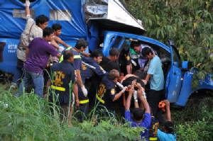 รถโดยสารสายตราด-คลองใหญ่ ยางระเบิดชนต้นตะแบกขาดผู้โดยสารตาย 1