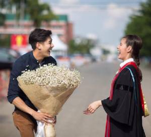 ส่องซีนสุดหวานแหววดอกไม้อลังการของ “เอสเธอร์ - เคน” วันรับปริญญา