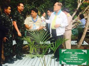 องคมนตรีลงพื้นที่นราฯ กำชับสร้างจิตสำนึกแก่ประชาชนรักษาพื้นที่ป่าพรุร่วมกัน