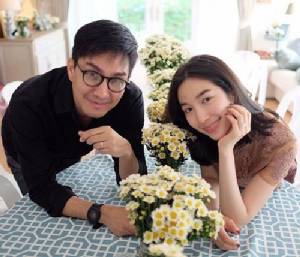 คู่รักใจบุญ “กัปตัน-เอ้ก” จูงมือบริจาคพัดลมให้บ้านเด็กตาบอดผู้พิการซ้ำซ้อน