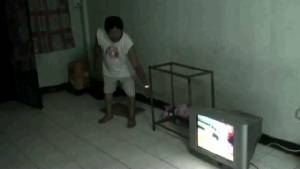 เอาแล้ว! หนุ่มเมืองชลเล่นเกมโปเกมอน ปล่อยลูก 3 ขวบโดนทีวีทับหัวสาหัส