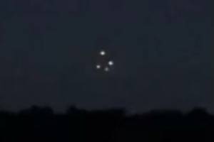 พบกลุ่มแสงปริศนาลอยเหนือท้องฟ้าอังกฤษ ชาวเน็ตเถียงกันหนัก UFO หรือเครื่องบินรบ