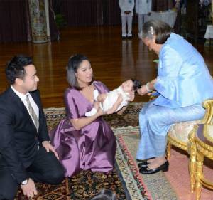 สมเด็จพระเทพรัตนราชสุดาฯ ทรงขลิบผมไฟให้ “น้องปริม” ลูกสาวพ่อมิค-แม่เบนซ์