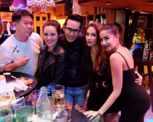 “ใบเตย-ญาญ่าหญิง-นาตาลี” แดนซ์สะบัด กลางผับเชียงใหม่ (คลิป)