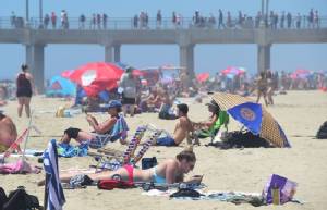 New plastic clothing material could keep people cool