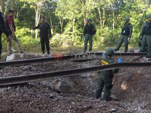 คุมตัวผู้ต้องสงสัยมือระเบิดรถไฟที่โคกโพธิ์ เข้าซักถามในค่ายอิงคยุทธฯ แล้ว 1 ราย