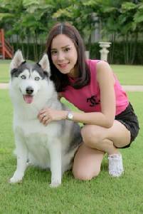 เจ้าของแฟนเพจดัง "วลัยพรรณ รัศมี" จูงน้องหมาเซเลบ 4 ตัวออกงาน