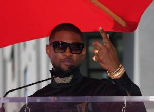 Usher calls on fans to keep his Walk of Fame star shiny