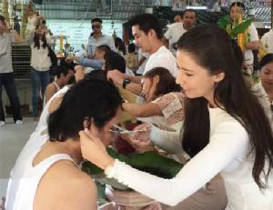 งดงามดุจนางฟ้า เมื่อ “ศรีริต้า” ร่วมงานบุญบวชพระ 6 รูปถึงเชียงใหม่