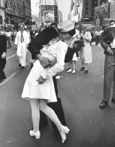 Greta Friedman พยาบาลสาวผู้ถูกทหารเรือจูบ ใน VJ day kiss  ภาพถ่ายขาวดำระดับตำนาน   เสียชีวิตในวัย 92 ปี