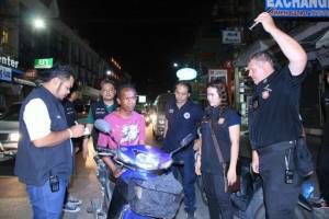 รวบหนุ่มลักทรัพย์นักท่องเที่ยวขณะลงเล่นน้ำหาดพัทยา