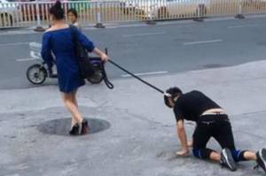 ชาวเน็ตด่ายับ! หญิงจีนใช้เชือกจูงคอชายหนุ่มคลานสี่ขา ประกาศก้อง “นี่คือหมาของฉัน”