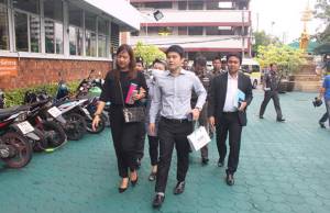 สองซีอีโอ บ.โอเอ ทรานสปอร์ต เข้าพบตำรวจ โดนข้อหาฟอกเงินเพิ่ม สุดกร่างพาการ์ดกันสื่อทำข่าว