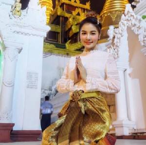 เนียนสุด ๆ! “กระแต อาร์สยาม” แปลงโฉมเป็นสาวพม่าไปแสวงบุญ