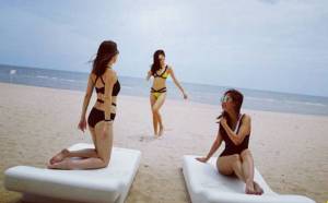 ร้อนฉ่าริมหาดหัวหินเมื่อ “คริส-กวาง-น้ำหวาน” อวดหุ่นสุดหวิว