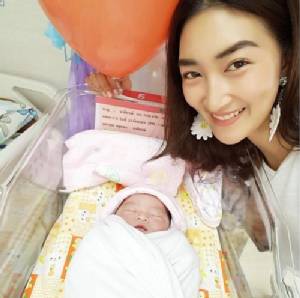 “แพนเค้ก” สุดดีใจได้เป็นคุณป้า หลัง “พัดชา” ภรรยา “พัตเตอร์” ให้กำเนิดลูกสาว!!