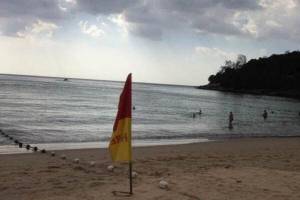 ใจสลาย! นักท่องเที่ยวรัสเซียลงเล่นน้ำหาดกะรนจมน้ำดับต่อหน้าภรรยา