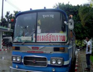 รพ.ขุนหาญ จัด “รถเมล์สุขภาพ” นัดรวมผู้ป่วยไม่ฉุกเฉิน ส่งต่อรักษา รพ.ศรีสะเกษในคราวเดียว