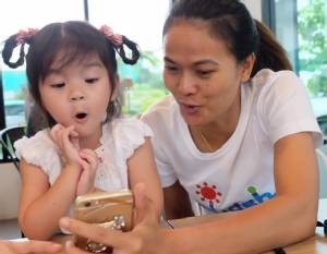 น่ารัก! “วรรณา บัวแก้ว” ต้องทำขนาดไหนกว่าจะได้อุ้ม “น้องมะลิ” (คลิป)