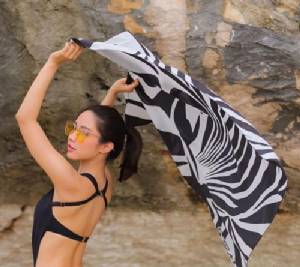 จัดว่าเด็ด! “น้ำชา” ในชุดว่ายน้ำ แหวกอก โชว์เต้า เซ็กซีเข้ม ๆ