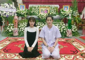 “ออม” ร่วมงานศพพ่อแม่ “ติ๊นา” พร้อมโพสต์ให้กำลังใจจะอยู่ข้าง ๆ เสมอ แม้ไม่ค่อยได้เจอ