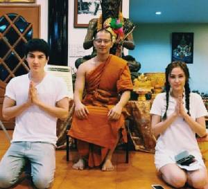 "กอล์ฟ" ควง "ขวัญ" ทำบุญร่วมอนุโมทนาบุญ "พระบี้"