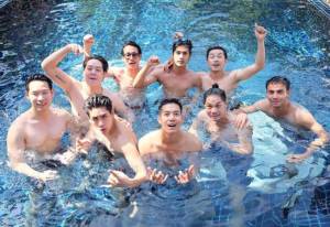 เอาใจชะนีบ้าง “เวียร์” นำทริปถอดเสื้ออวดหุ่นก๊วนแมน ๆ