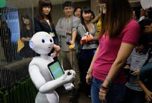 Mini "Pepper" robots start new jobs in Taiwan
