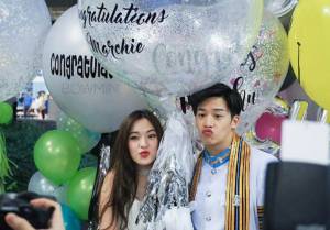 เห็นกันยัง! (เสียงสูง) “ปัน ปัน” ก็มาเซอร์ไพรส์งานรับปริญญา “มาร์ช” นะ