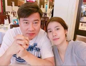คิดว่าแอบนอกใจ “เคน” ที่แท้ “เอสเธอร์” ก็ควงป๊ะป๋าทานข้าว