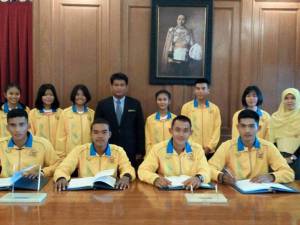 ผอ.ร.ร.รือเสาะชนูปถัมภ์ จ.นราฯ นำตัวแทนนักเรียนลงนามถวายพระพร “ในหลวง”