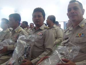 รองผู้ว่าฯ ปัตตานี มอบเครื่องแบบปฏิบัติราชการกำนันผู้ใหญ่บ้าน เสริมขวัญกำลังใจ