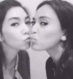 มิตรภาพไม่แบ่งแยก!! “นานา” โพสต์คลิปจุ๊บปาก “วุ้นเส้น” หลังมีข่าวเตียงหัก “ชาคริต”
