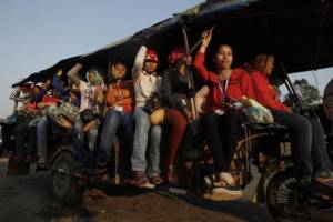 รถบรรทุกคนงานเขมรพลิกคว่ำ สาวฉันทนาเจ็บกว่า 50 คน