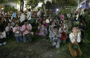 UK แนะพลเมืองในไทยแต่งกายเหมาะสมแสดงความเคารพในหลวง ทั่วโลกยังหลั่งไหลร่วมไว้อาลัย